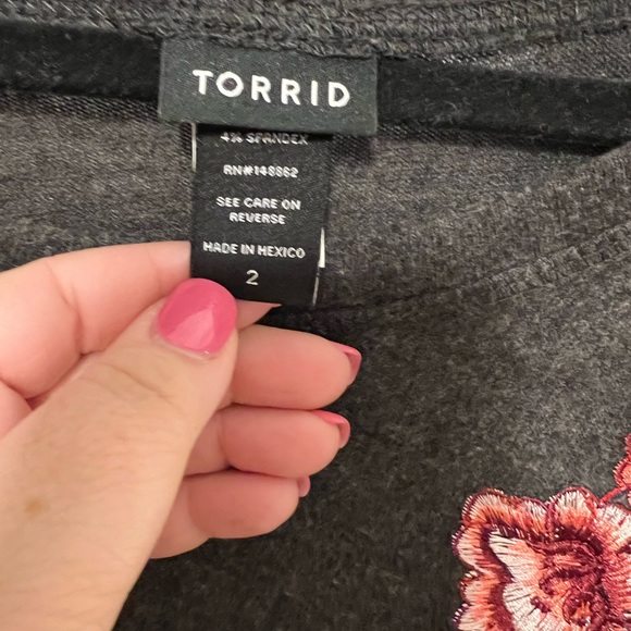 Torrid flower-applique sweater in charcoal grey size 2 - Picture 4 of 4